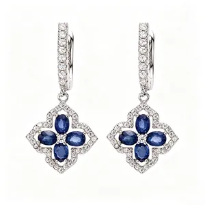 Elegante Ohrringe aus S925 Sterlingsilber mit saphirblauen Steinen im Kleeblatt-Design.