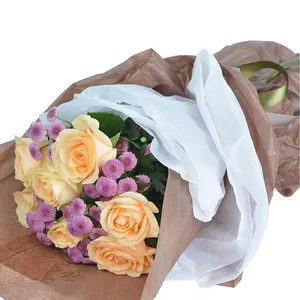 Strauß aus Champagner-Rosen in hochwertiger weißer und brauner Seidenpapier-Verpackung