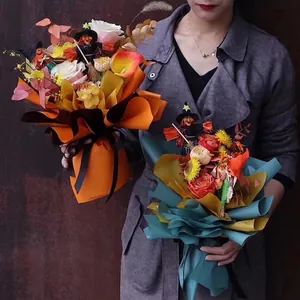 Bouquet di fiori di Halloween con decorazioni di streghe e spaventapasseri per festività