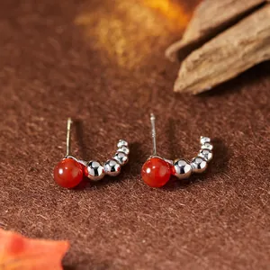 Detaillierte Nahaufnahme von S925 Sterling Silber Ohrringen mit rotem Achat und Perlen