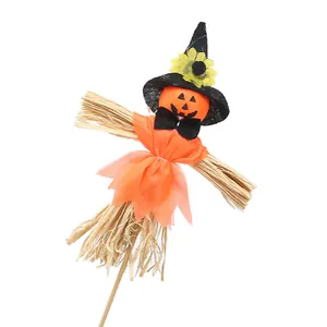 Decorazione festiva spaventapasseri zucca Halloween con cappello da strega e fiocco