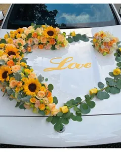 Eleganter goldener Love-Schriftzug auf herzförmiger Sonnenblumen-Hochzeitsauto-Dekoration