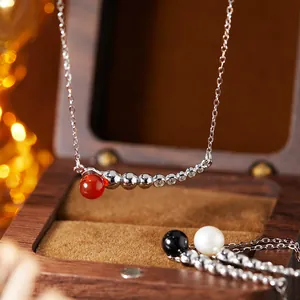 Detaillierte Nahaufnahme der S925 Silber Smile-Ketten mit Achat, Onyx und Naturperle