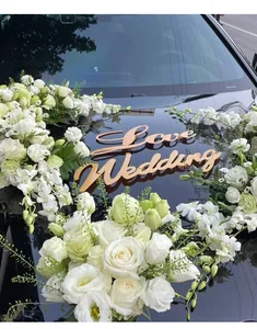 Nahaufnahme des goldenen 'Love Wedding' Schildes für die Dekoration der Hochzeitshaube