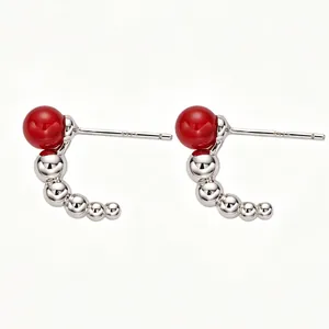 S925 Sterling Silber Ohrstecker mit rotem Achat und einer perlenbesetzten Smile-Kurve