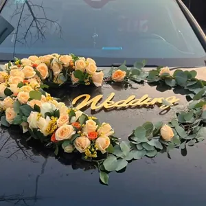 Romantische Hochzeitsauto-Deko-Set mit goldenem Wedding-Schild und Herz-Rosenkranz.