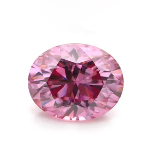 Vue macro d'une moissanite rose pêche de taille ovale, pierre précieuse vvs éclatante