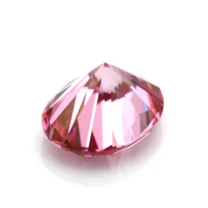 Vue rapprochée d'une pierre précieuse en moissanite rose pêche taillée en ovale