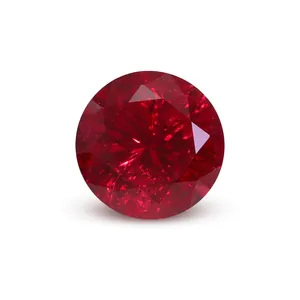 Vue macro d'une pierre précieuse rubis rouge sang de pigeon synthétique ronde