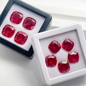 Gros plan de rubis rouges de synthèse taille coussin en boîte