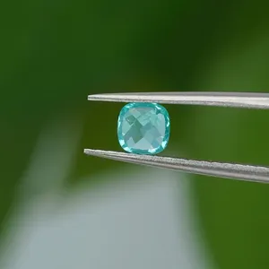 Macro di una pietra preziosa YAG color Paraiba coltivata in laboratorio, taglio cushion.