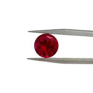 Détail macro d'un rubis de synthèse rond rouge sang de pigeon avec inclusions naturelles