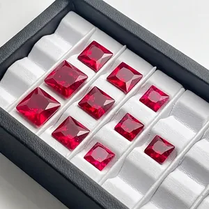 Macro-opname van diverse in het lab gekweekte robijnen met princess-slijpsel in doos