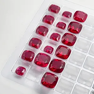 Vue macro de rubis de synthèse taille coussin disposés dans un plateau de tri