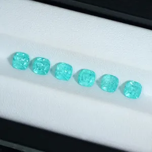 Primo piano di gemme YAG color Paraiba con taglio a cuscino e inclusioni interne.