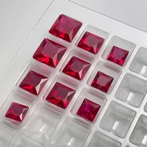 Detailopname van vierkante in het lab gekweekte rode robijnen in een opbergbakje