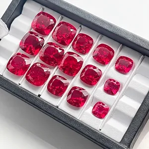 Gros plan de rubis de synthèse taille coussin en plusieurs tailles pour bijoux