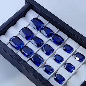 Μακροσκοπική άποψη συνθετικών ζαφειριών Royal Blue σε κοπή μαξιλαριού σε κουτί