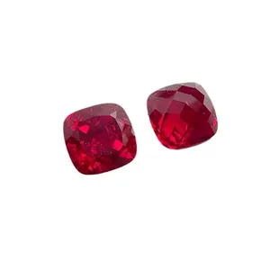 Paire de rubis de synthèse taille coussin avec inclusions naturelles