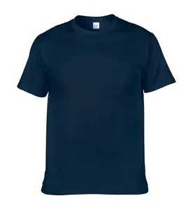 Close-up van een effen marineblauw katoenen T-shirt met ronde hals en korte mouwen voor heren