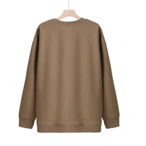 Vista posteriore di una felpa girocollo marrone oversize minimalista per uomo su gruccia