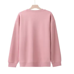 Vista posteriore dettagliata di una felpa rosa girocollo oversize a tinta unita