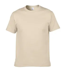 Detail van de ronde hals en de gladde katoenen stof van dit lichtbruine T-shirt