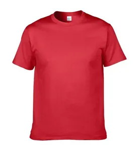 Gedetailleerd vooraanzicht van een klassiek rood 150g uniseks katoenen T-shirt met ronde hals.