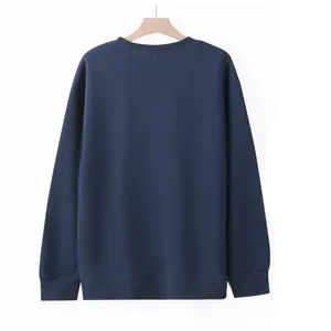 Vista posteriore di una felpa girocollo da uomo oversize blu navy da 320G con polsini