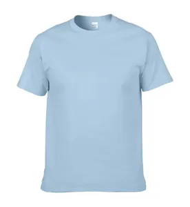 Gedetailleerd vooraanzicht van lichtblauw 150g katoenen T-shirt met ronde hals
