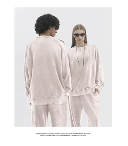 Detailansicht eines vintage-gewaschenen übergroßen Sweatshirts und einer Hose in Beige