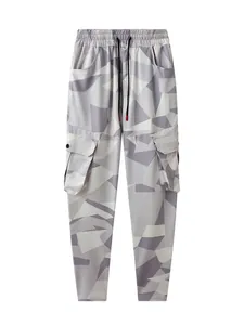Détail de face du pantalon cargo camouflage géométrique pour homme avec cordon de serrage