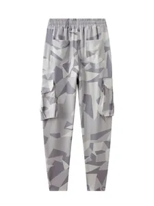 Vue arrière détaillée du pantalon cargo camouflage géométrique gris pour les hommes