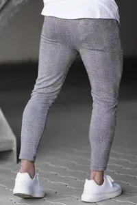 Vue arrière détaillée d'un pantalon décontracté à carreaux pour hommes coupe ajustée