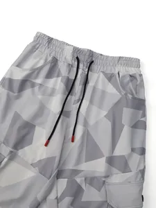 Gros plan d'un pantalon de sport camouflage géométrique pour homme avec taille élastique.