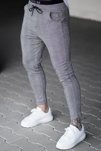 Vue détaillée du pantalon slim à carreaux gris avec cordon de serrage homme.