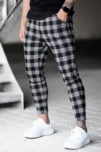 Gros plan sur un pantalon décontracté à carreaux noir et blanc pour homme, coupe slim