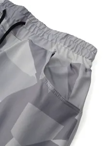 Gros plan détaillé du short à motif géométrique gris avec taille élastique et poche latérale