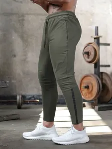 Detailansicht der olivgrünen, schmal geschnittenen Sport-Jogginghose für Herren im Gym