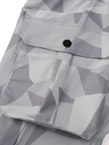 Vue détaillée de la grande poche cargo sur le pantalon de jogging camouflage gris pour homme.