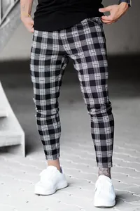 Gros plan d'un pantalon décontracté à carreaux pour hommes, coupe ajustée, noir et blanc