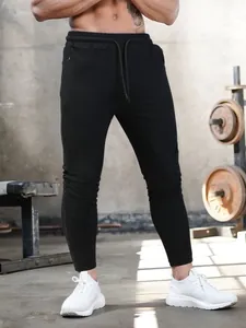 Detailansicht der schwarzen schmal geschnittenen Herren-Jogginghose für Fitness