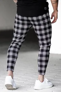 Pantalon skinny à carreaux noir et blanc pour homme avec une coupe slim de style streetwear