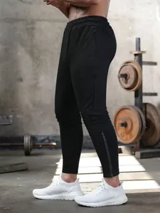Seitenansicht der schwarzen Herren-Fitness-Jogginghose mit reflektierendem Streifen
