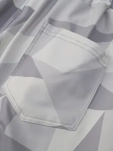Détail rapproché du motif camouflage géométrique et des coutures de poche sur pantalon de sport