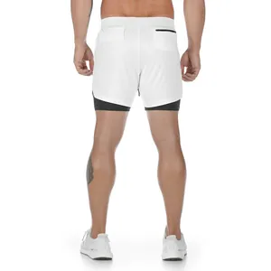 Vista trasera de pantalones cortos deportivos blancos de doble capa para hombre
