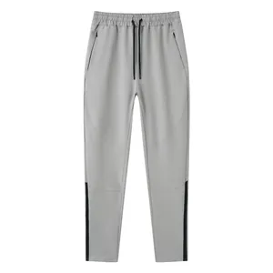 Flachbildansicht der grauen Herren-Sporthose mit schwarzen Seitenstreifen und Kordelzug