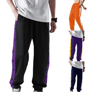 Heren sportbroek met drukknopen aan de zijkant in diverse kleurencombinaties.