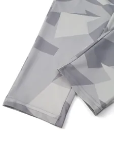 Gros plan détaillé du motif de camouflage géométrique gris sur les leggings de sport homme
