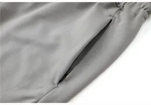 Detailaufnahme einer Herren-Sporthose mit einer sicheren schwarzen Reißverschlusstasche